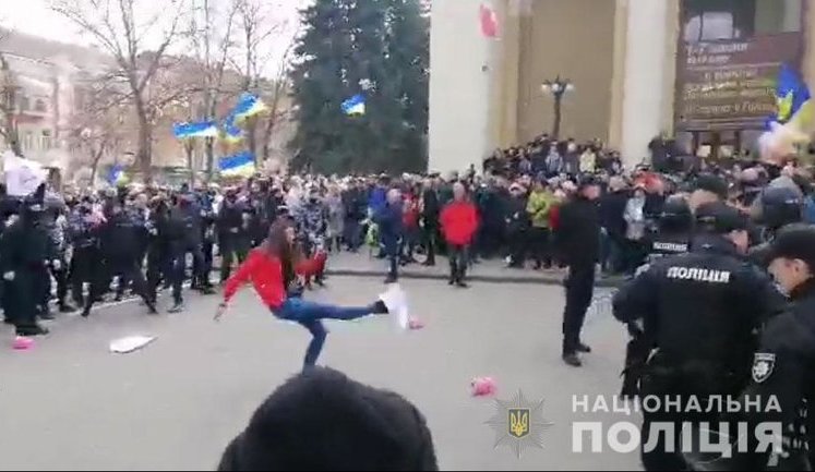 Представителей "Нацдружин" задержали в Полтаве перед выступлением Порошенко, есть пострадавшая. ВИДЕО