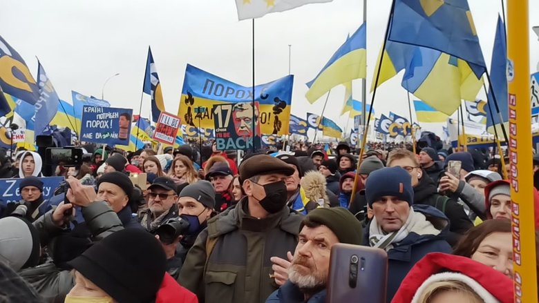 Прихильники Порошенка зібралися біля аеропорту Київ 09