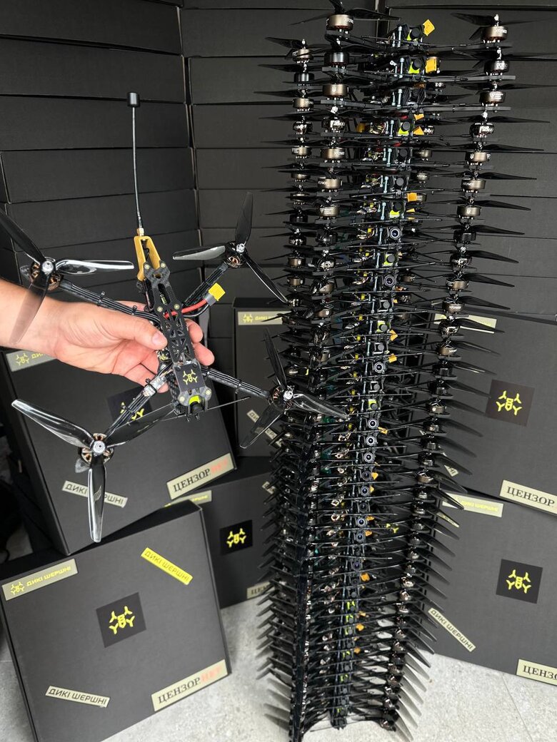 Кожен українець має зібрати FPV-дрон: Як виготовляють ударні дрони Дикі Шершні, профінансовані читачами Цензор.НЕТ 02 Кожен українець має зібрати FPV-дрон: Як виготовляють ударні дрони Дикі Шершні, профінансовані читачами Цензор.НЕТ 02