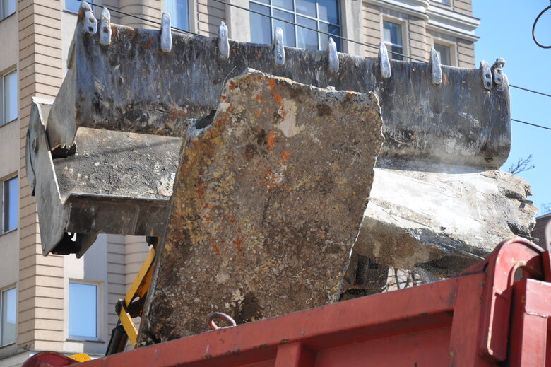 At site of kamikaze drone attack in Kyiv, rubble is being cleared 23