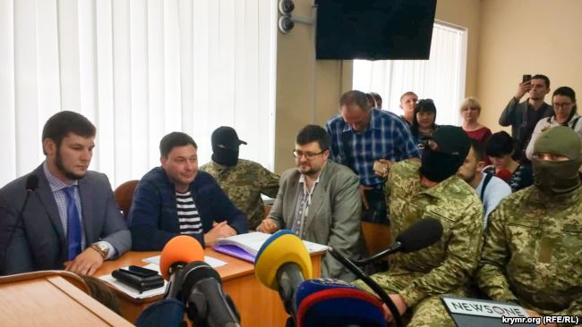 Затриманий керівник РИА Новости-Украина Вишинський у суді визнав наявність російського паспорта 01