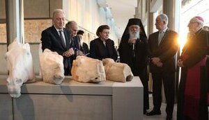 Ватикан повернув Греції три фрагменти скульптур античного храму Парфенону. ФОТО