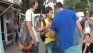 Київський бізнесмен Артем Маркарян з битою і пістолетом напав на активіста, який просив його з'їхати з тротуару. ВIДЕО