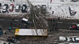 В центре Киева огромный тополь упал и придавил автобус. ФОТО