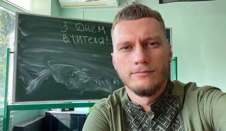 25-летний сисадмин стал звездой TikTok, устроившись учителем информатики в школу Киева: обустроил уголок с шевронами ВСУ и боевыми флагами. ФОТОРЕПОРТАЖ