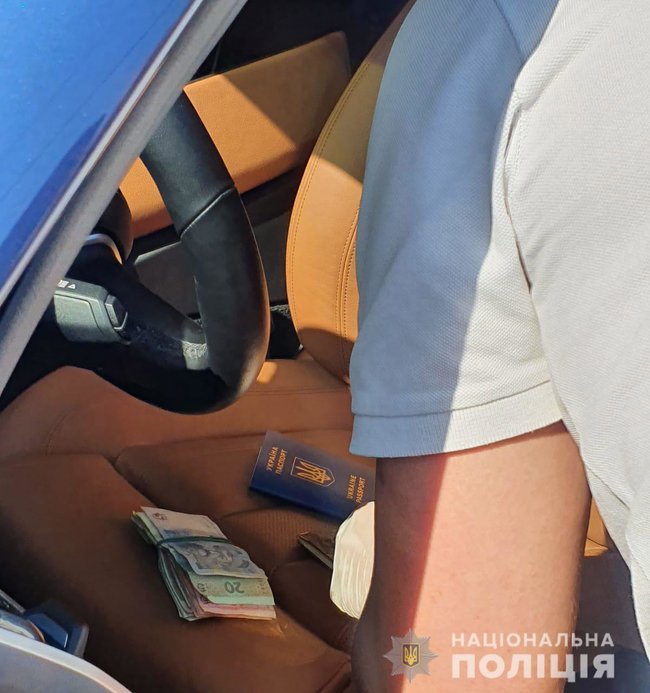 Поліцейські затримали в Миколаєві групу сутенерів, які працювали в одному з місцевих готелів 03 Поліцейські затримали в Миколаєві групу сутенерів, які працювали в одному з місцевих готелів 03