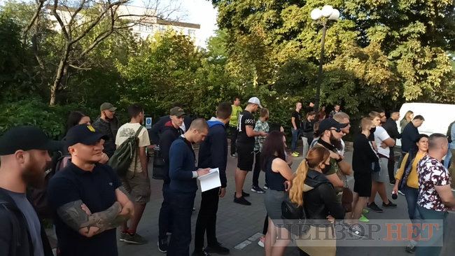 Рoзмінуй укрaїнський інфoпростір, - Нaцкopпyc пікетує канали Медведчука 06 Рoзмінуй укрaїнський інфoпростір, - Нaцкopпyc пікетує канали Медведчука 06
