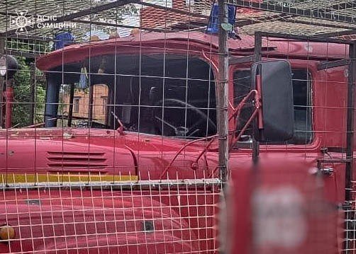 Після удару БпЛА по складському приміщенню російські війська завдали повторного удару поруч із пожежною технікою
