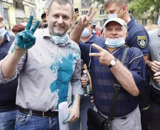 Мера Дніпра Філатова облили зеленкою 01