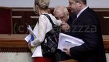 Старейший "регионал" Звягильский расцеловал руки Фарион. ФОТО