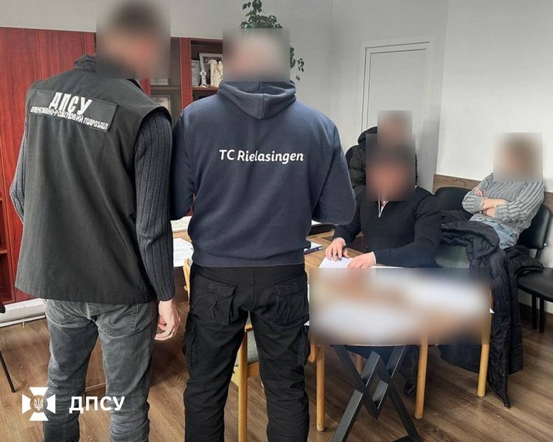 Чиновник организовал схему поддельных медицинских документов для выезда мужчин за границу