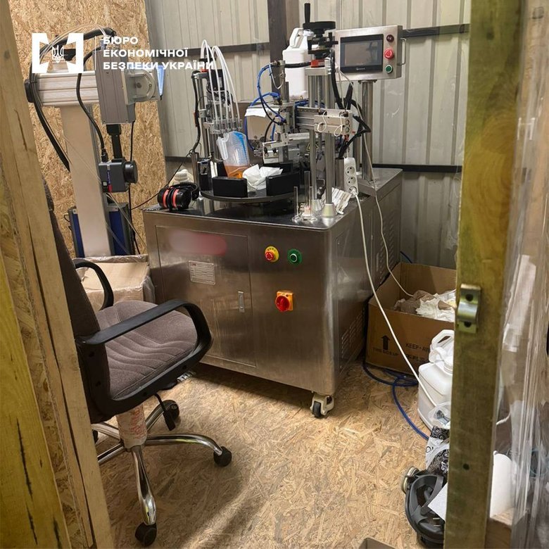 БЕБ знайшло підпільне виробництво наборів для електронних сигарет на Вінниччині