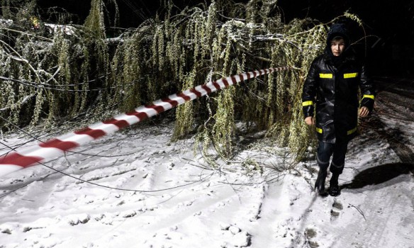 У Дніпрі транспортний колапс через снігопад: замело аеропорт, заблоковано вїзд і виїзд з боку Запоріжжя 03 У Дніпрі транспортний колапс через снігопад: замело аеропорт, заблоковано вїзд і виїзд з боку Запоріжжя 03
