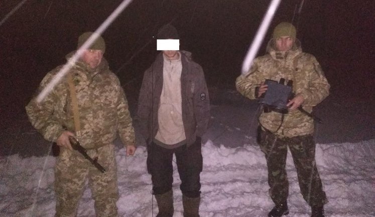 Житель Луганщини на "КамАЗі" без номерів намагався вивезти в Росію 2 тонни горіхів на 400 тисяч гривень, - Держприкордонслужба. ФОТОрепортаж