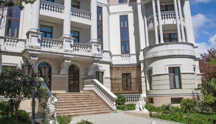 Маріонетка Кремля Аксьонов: Дружина Зеленського регулярно оплачує комуналку за квартиру на ПБК