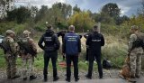 Прикордонники затримують чоловіків,