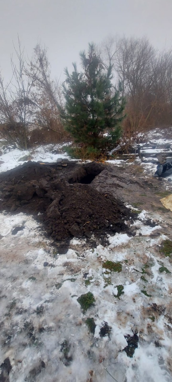 Поліція ексгумувала тіло загиблої від російських обстрілів жінки на Харківщині 03
