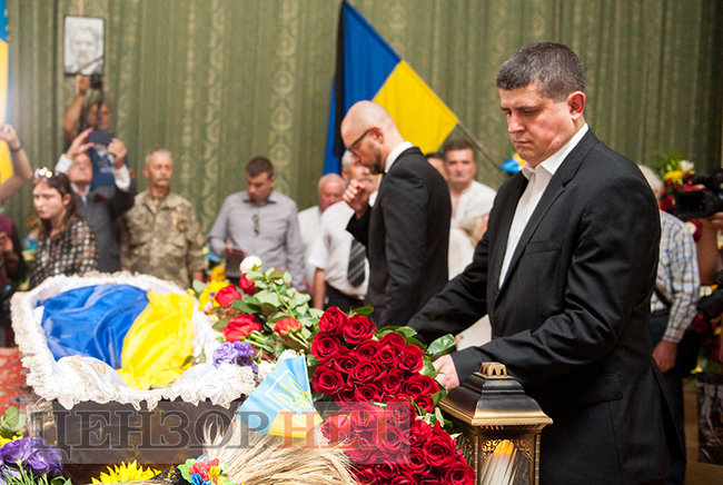 С Героем Украины Левком Лукьяненко прощаются в Киеве 14