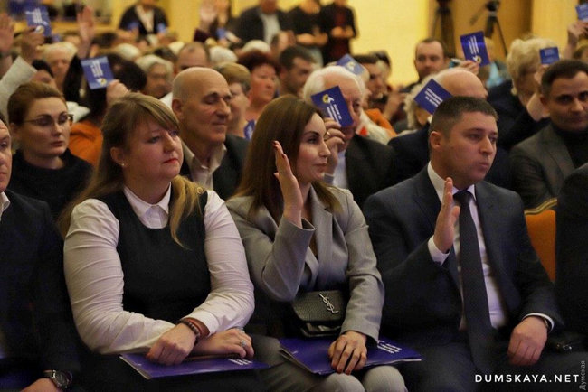 В Одесі під будівлею, де відбуваються збори ОПЗЖ, сталися сутички: під час бійки розпилили сльозогінний газ 13
