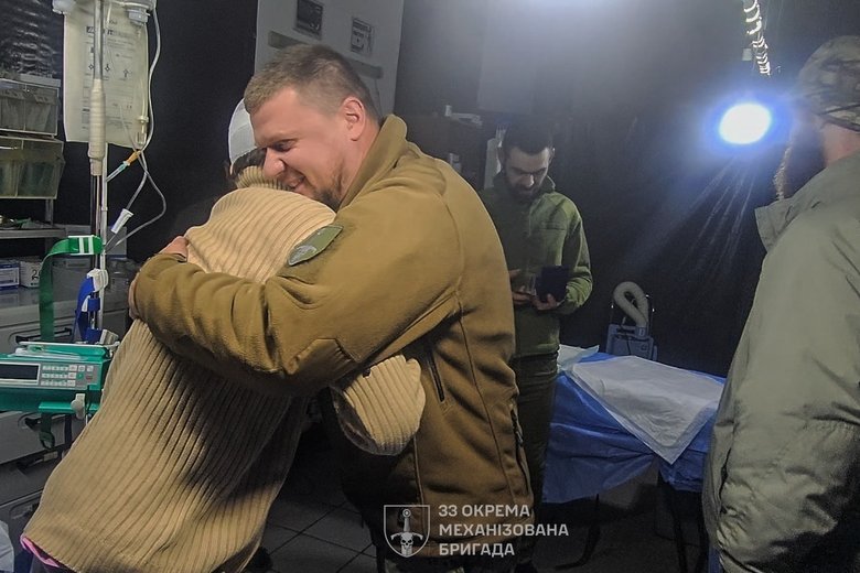 Бойцы 33 ОМБр, которые отражали атаки россиян, добрались до стабпункта