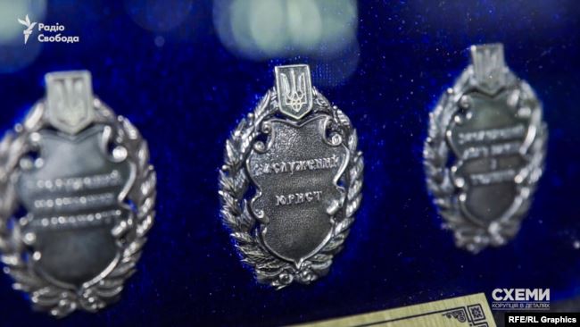 Богдан в разгар Майдана получил почетную грамоту от Азарова, - Схемы 09