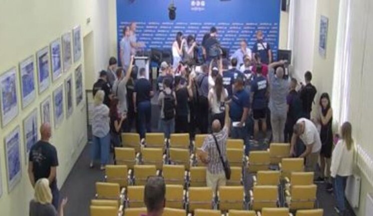 Неизвестные в футболках "Традиция и порядок" сорвали пресс-конференцию кандидатов в нардепы от 50-го округа и разгромили пресс-центр "Укринформа". ВИДЕО