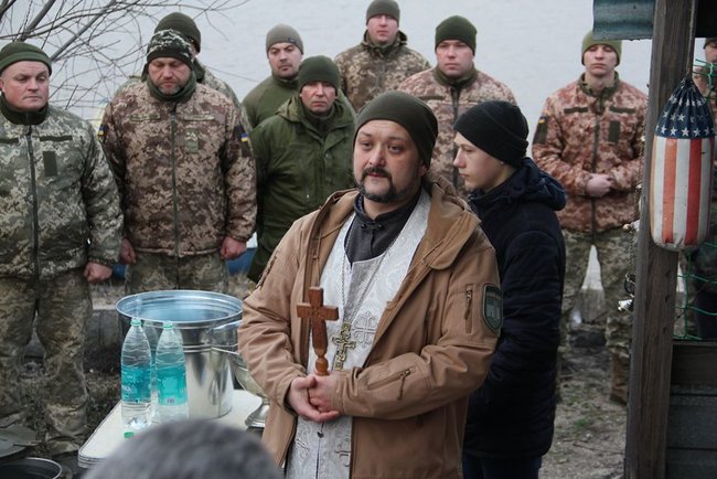 Батюшко, збирайтесь! Бойовики цікавляться духівництвом КП і називають ваше прізвище. Інтерв’ю з капеланом ПЦУ Валерієм Лотаревим 04