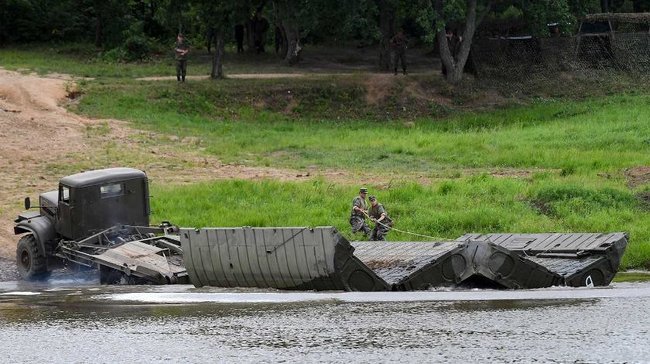 Міст обвалився під час військових навчань у Росії, постраждалі в лікарні 02