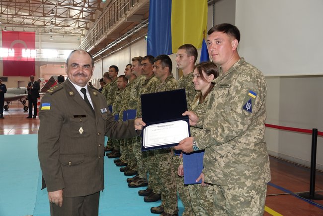 Українські військовослужбовці отримали сертифікати на експлуатацію турецьких безпілотників Bayraktar TB2 02