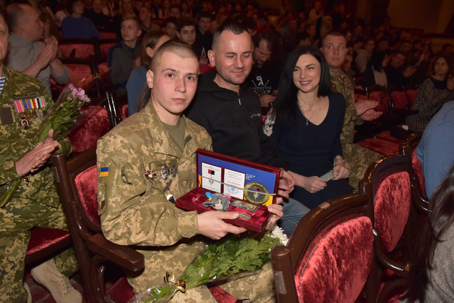 Нагородження орденом Народний Герой у Чернігові: Микола півтори години реанімував двох важкопоранених прямо на дорозі 13