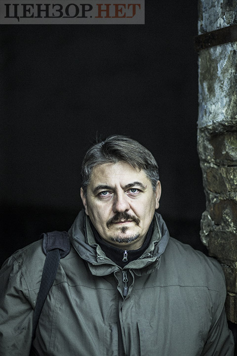 Військовий фотограф Анатолій Степанов: Авдіївка. Лежить пенсіонер, мертвий, придавлений плитою. Дядько Коля всю війну пережив, а тут братики постаралися 01