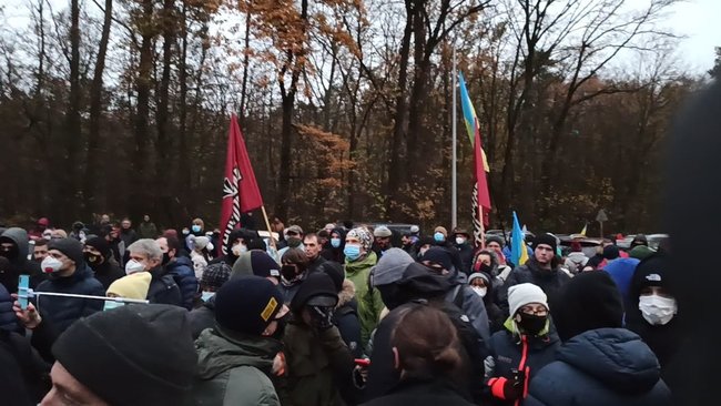 В Феофании, где лечится Зеленский, активисты провели акцию с фаерами и асфальтом 06 В Феофании, где лечится Зеленский, активисты провели акцию с фаерами и асфальтом 06