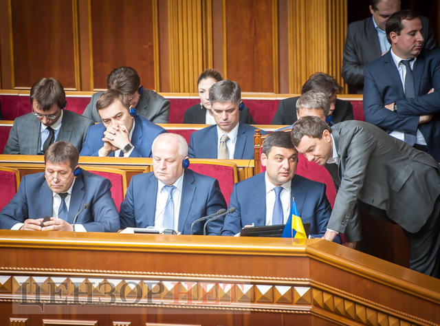 Ажіотаж у ложі Кабміну, запрошення Ляшка Новинському і Савченко, яка читає про націоналізм: як минув робочий день у Раді 11 Ажіотаж у ложі Кабміну, запрошення Ляшка Новинському і Савченко, яка читає про націоналізм: як минув робочий день у Раді 11