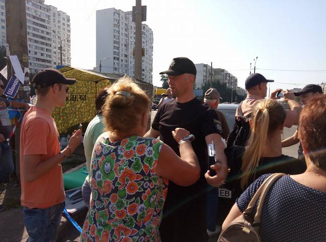 Мешканці Позняків, які протестують проти будівництва АЗС біля будинків, відмовляються розблокувати дорогу на вулиці Ревуцького 01