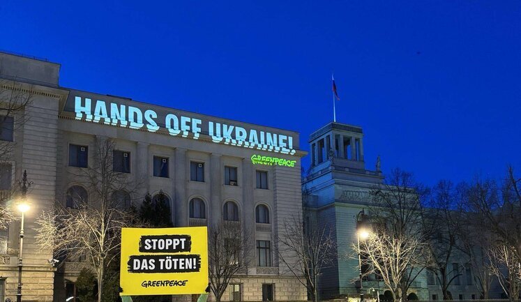 Активісти Greenpeace Німеччини закликали посольство РФ у Берліні прибрати руки від України. ФОТО
