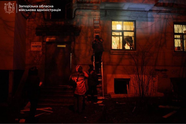 Удар по Запоріжжю 26 лютого: горять квартири, пошкоджено ТЦ