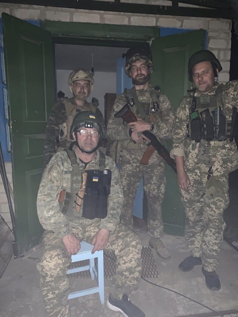 Для обустройства мобильной мастерской-оружейной защитникам нужен микроавтобус 03