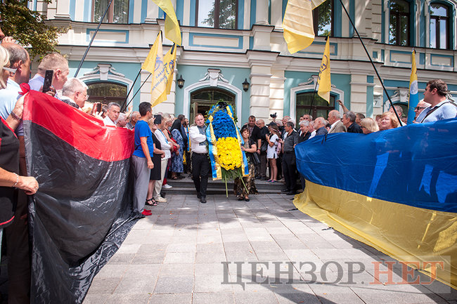С Героем Украины Левком Лукьяненко прощаются в Киеве 20