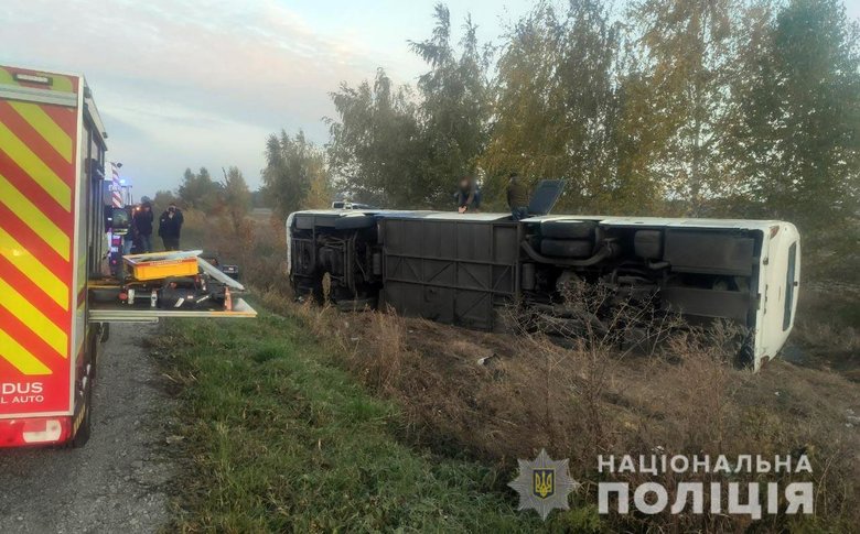 Съехал с дороги и перевернулся на бок: На Полтавщине в результате ДТП погиб водитель автобуса, 10 пассажиров травмированы 02