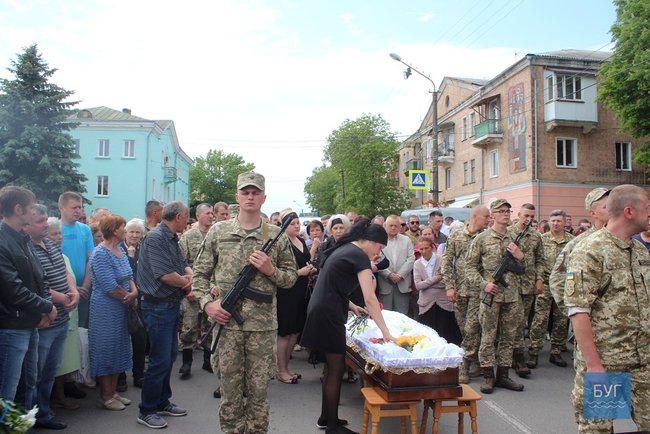С бойцом 14-й ОМБр Олегом Пушкаруком, погибшим 9 мая на Луганщине, простились на Волыни 20