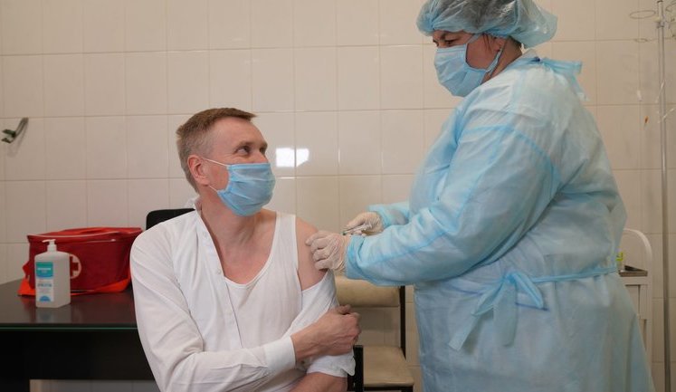 Голова НСЗУ Віленський прищепився CoviShield і закликав наслідувати цей приклад: ефект від вакцинації завжди вищий, ніж ризики захворіти. ВІДЕО