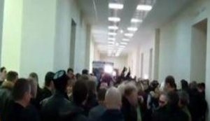 Активисты Евромайдана заняли здание Днепропетровского облсовета после отзыва губернатором заявления об отставке. ВИДЕО