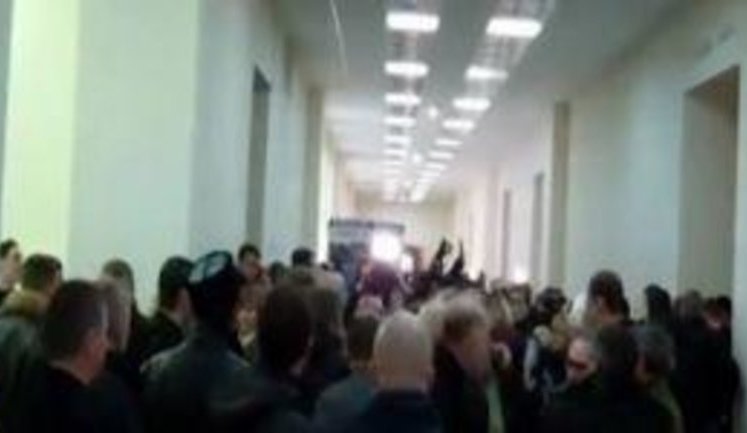 Активисты Евромайдана заняли здание Днепропетровского облсовета после отзыва губернатором заявления об отставке. ВИДЕО
