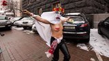 Femen устроили Азарову кровавый день рождения. Кровосися с тортом рвалась в Кабмин. ФОТОрепортаж
