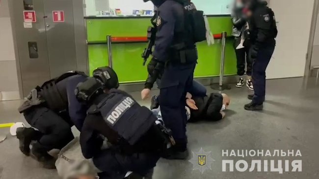 Міграційна поліція затримала групу іноземців за позбавлення волі та розбійний напад на блогерку з Ірану 05