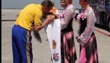 Украинские народные костюмы от трудового Донбасса: как красавицы украинскую сборную встречали. ФОТОФАКТ