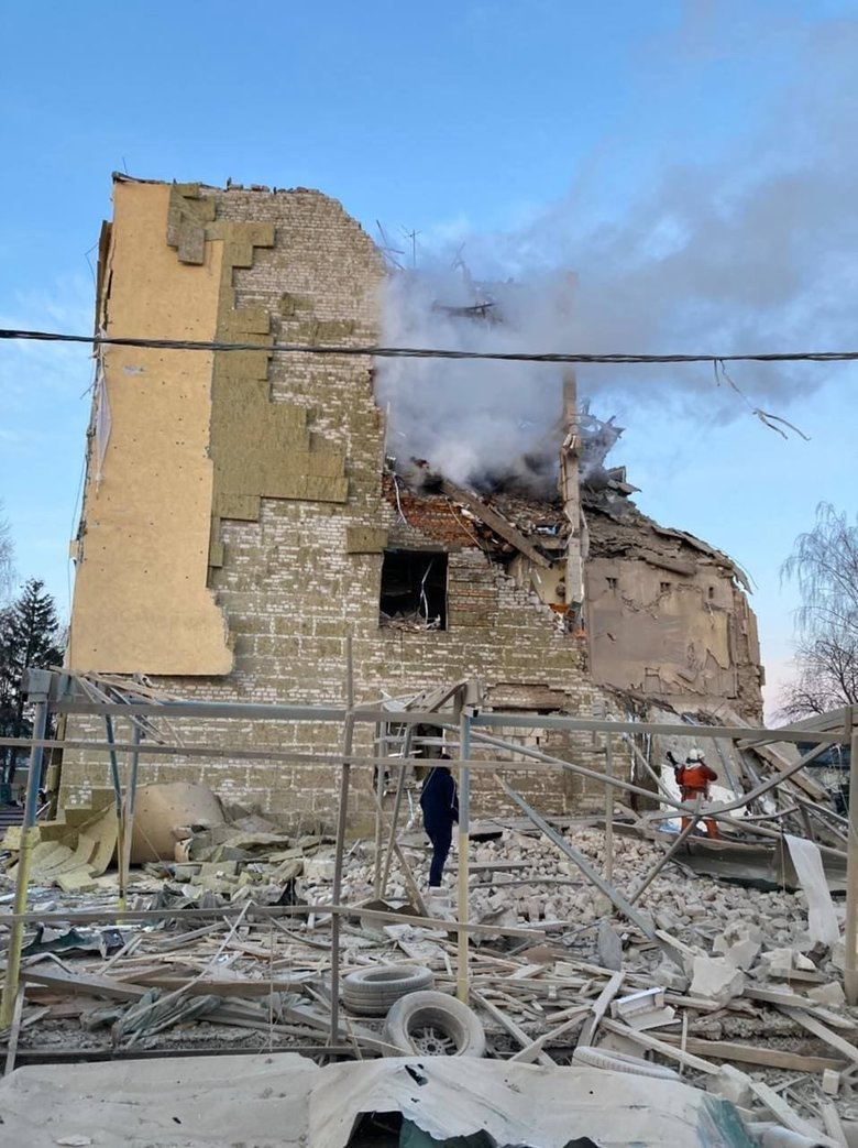 Російські окупанти обстріляли ракетами військову частину в Бердичеві 02