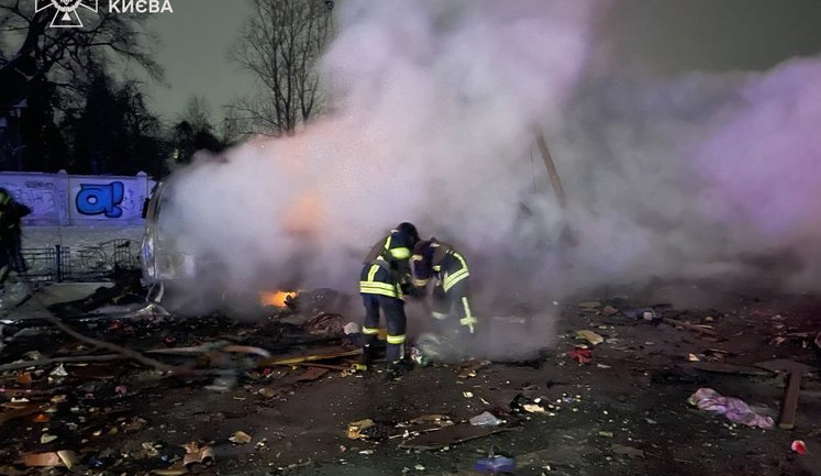 Последствия вражеской атаки на Киев: пожары и повреждения в трех районах. ФОТОрепортаж
