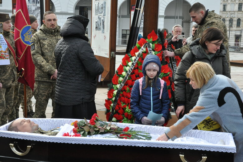 Із воїнами Олегом та Микитою Хомюками попрощалися у Києві: Батько та син загинули в бою проти окупантів під Бахмутом 24