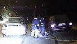 Пинком под зад: Сотрудники ГАИ "оформляют" нарушителя. ВИДЕО.